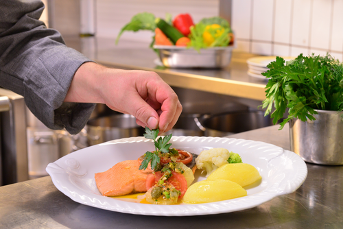 Anrichten der Speisen (c) Werbewind GmbH (Hotel Jagdhof)