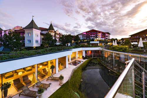 Ausblick auf die Sonnenterrasse am Abend (c) Hubert Bernard (Peternhof)