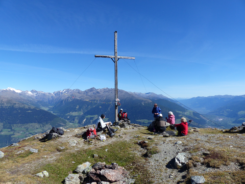 Aussicht vom Gipfelkreuz genießen (Wanderhotel Vinschgerhof)