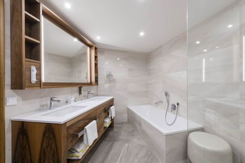 Bad im Familienzimmer Chalet Theresia (c) Hannes Niederkofler (Peternhof)