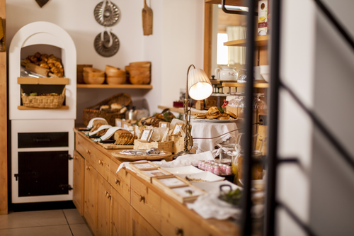 Frühstücksbuffet mit selbstgebackenem Brot (Hotel Tann)