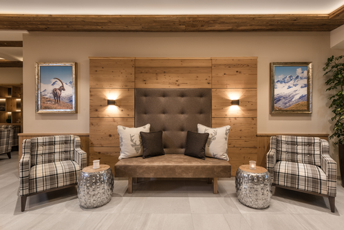 Hoteleingang im Hotel Alpina Kössen