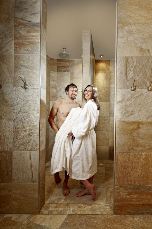 Pärchen im Wellnessbereich (Biohotel Castello Königsleiten)