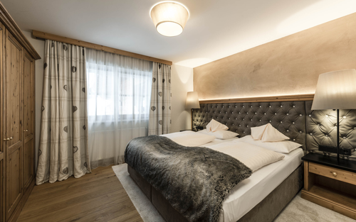 Schlafzimmer in Turmsuite (c) Hannes Niederkofler (Peternhof)