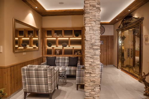 Sitzmöglichkeiten in der Lobby des Hotels Alpina Kössen