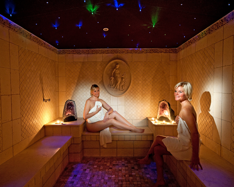 Damen entspannen in der Sauna des Hotel Alpina