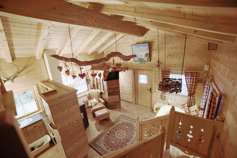 Individuell ausgestattetes Romantikchalet aus Holz (c) Blitzlicht Brunner (Naturdorf Oberkühnreit)